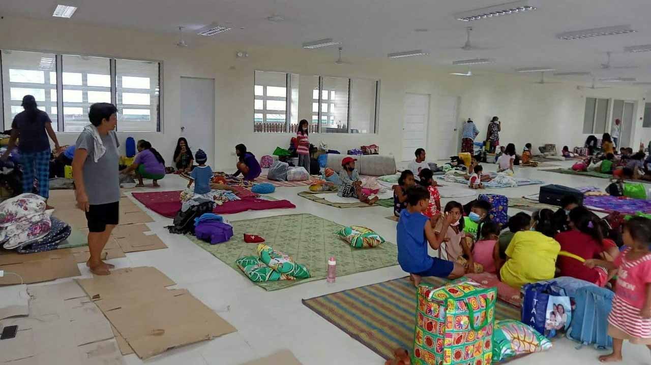 صورة بعنوان: الفلبين تخلي المناطق الساحلية مع اقتراب الإعصار نورو من شواطئها 