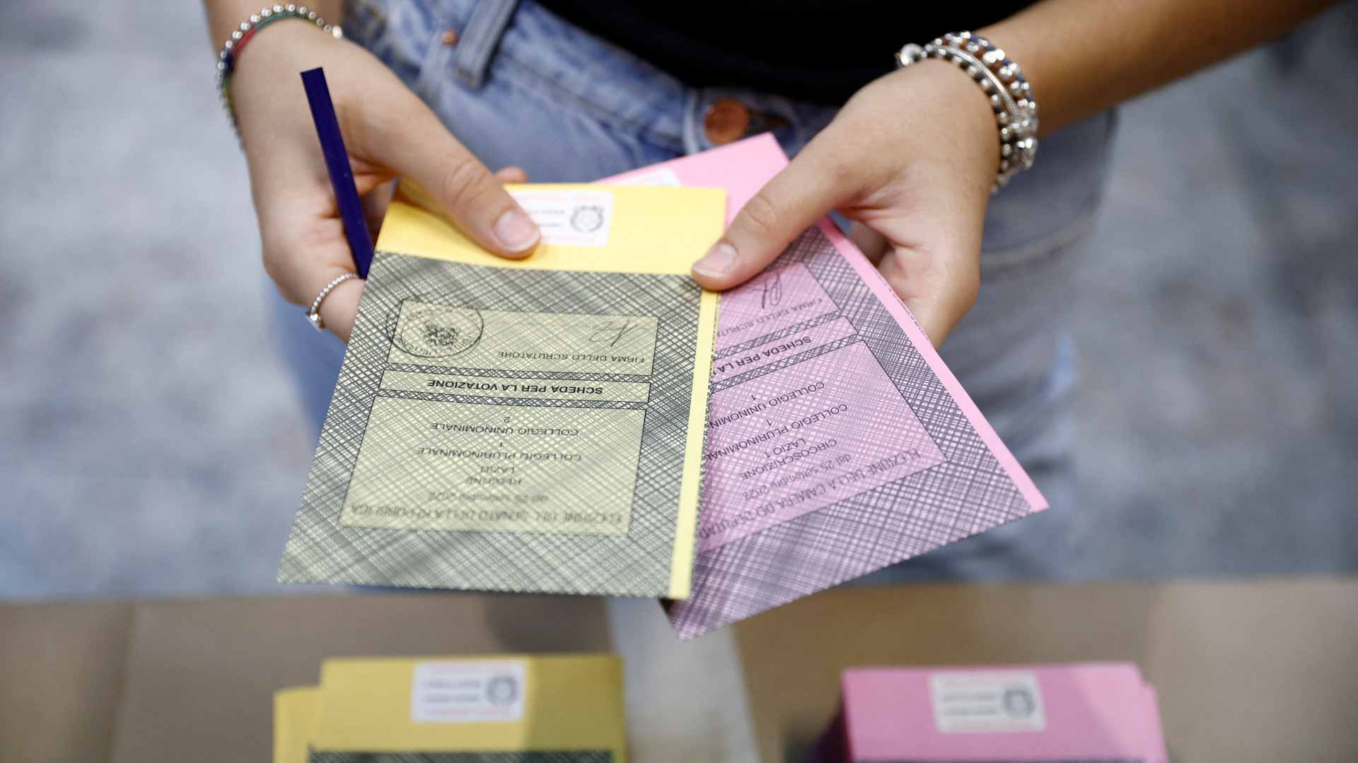 صورة بعنوان: بدء التصويت في الانتخابات العامة بإيطاليا وسط توقعات بفوز اليمين 