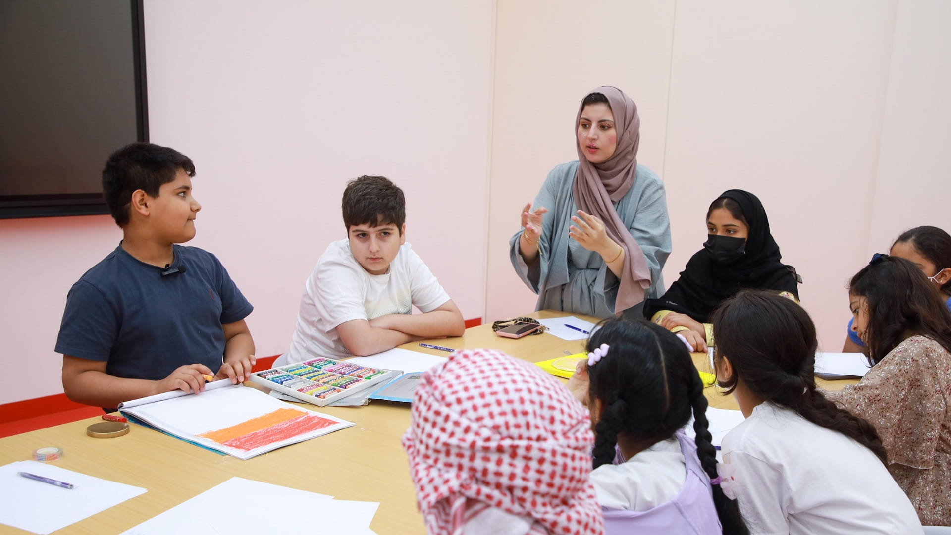 صورة بعنوان: أطفال الشارقة يكتسبون مهارات المدرب الماهر 