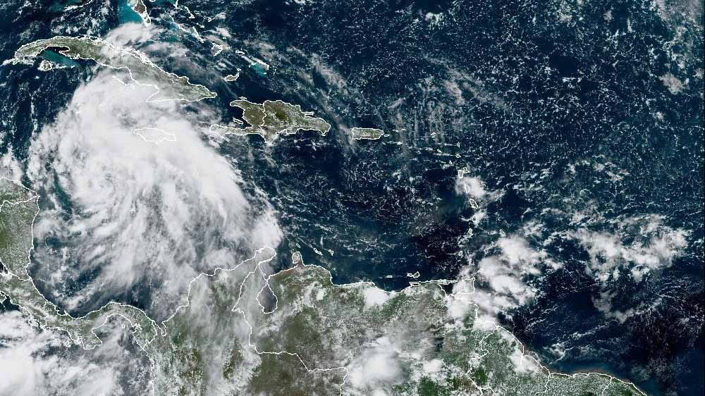 صورة بعنوان: بعد تزايد شدتها..العاصفة المدارية إيان تضرب كوبا وتتحول إلى إعصار  