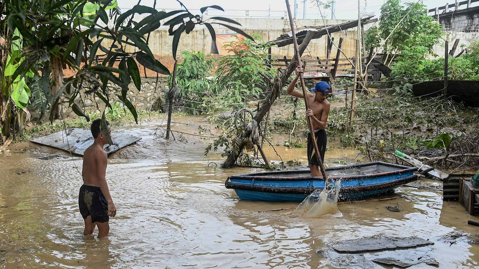 Image for the title: Five rescuers killed in Philippine typhoon 