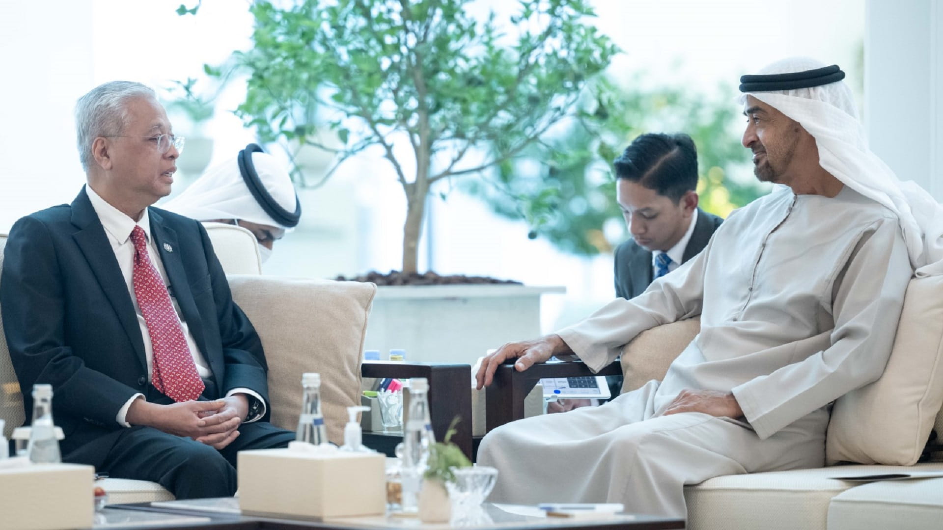 Image for the title: UAE President receives Malaysian PM 