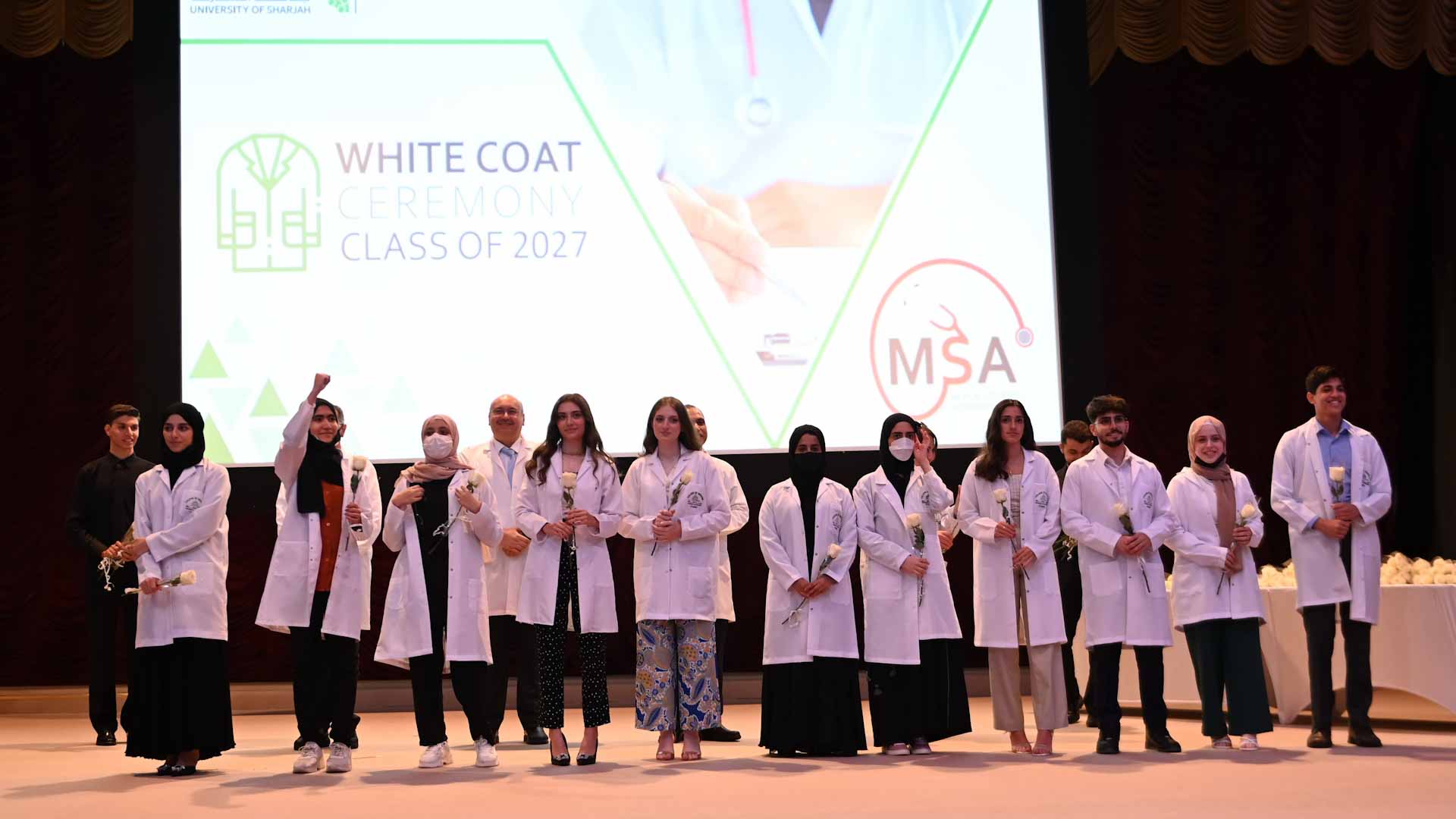 صورة بعنوان: جامعة الشارقة تستقبل طلبة السنة الأولى في الطب بحفل الرداء الأبيض 