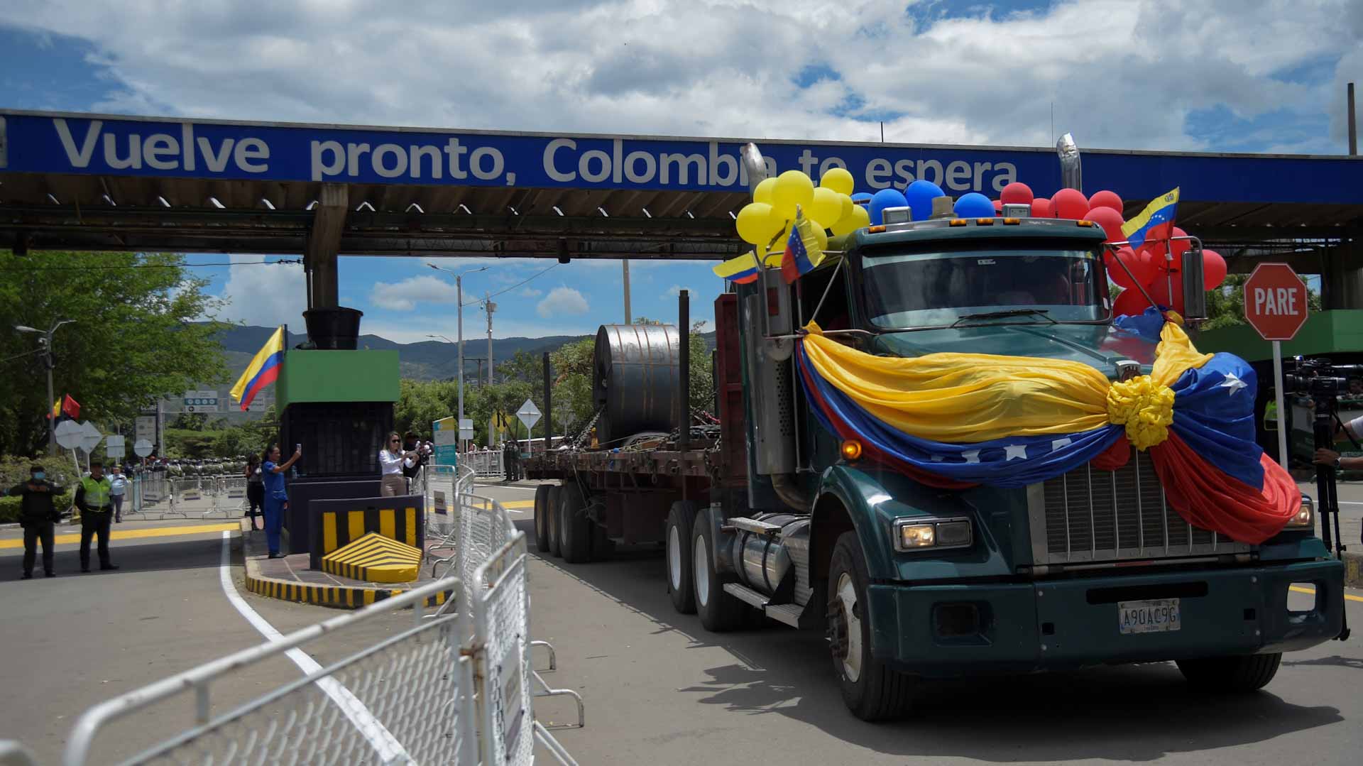Image for the title: Venezuela, Colombia reopen border to vehicles carrying goods 