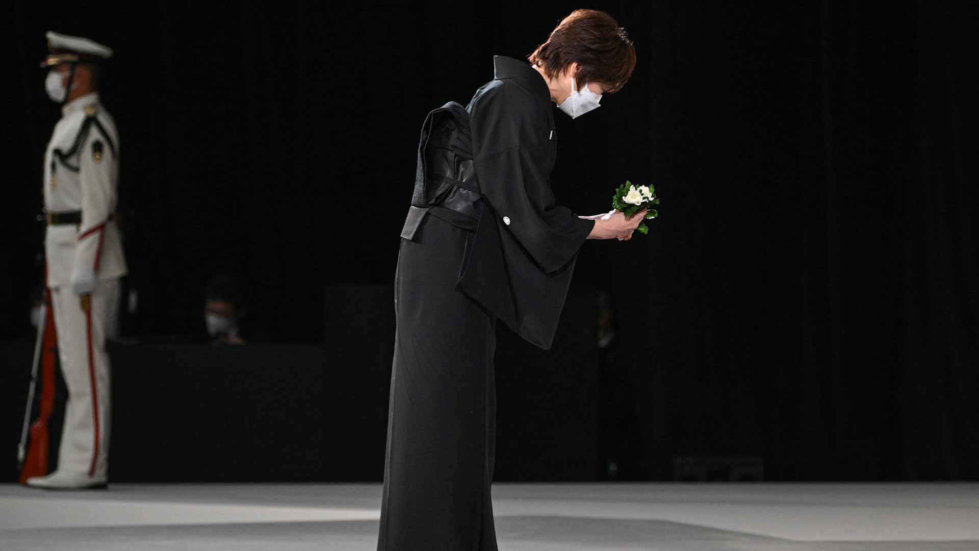 صورة بعنوان: بأكاليل زهور وعلى أنغام موسيقى...اليابان تودع آبي في جنازة رسمية 