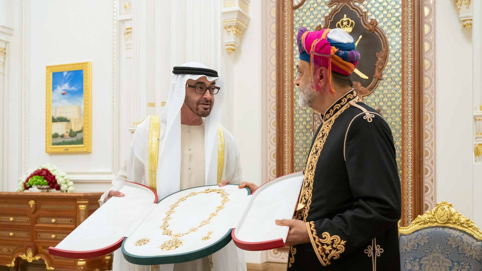صورة بعنوان: رئيس الدولة وسلطان عمان يتبادلان الأوسمة والهدايا 