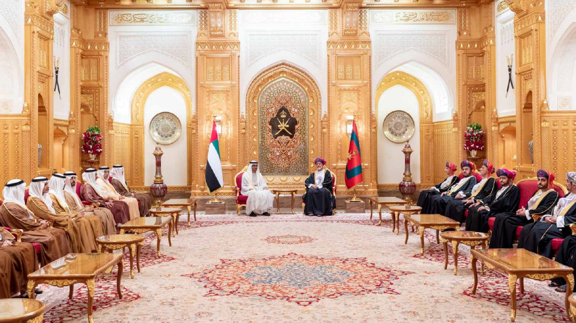 صورة بعنوان: رئيس الدولة يحضر مأدبة عشاء أقامها سلطان عمان  