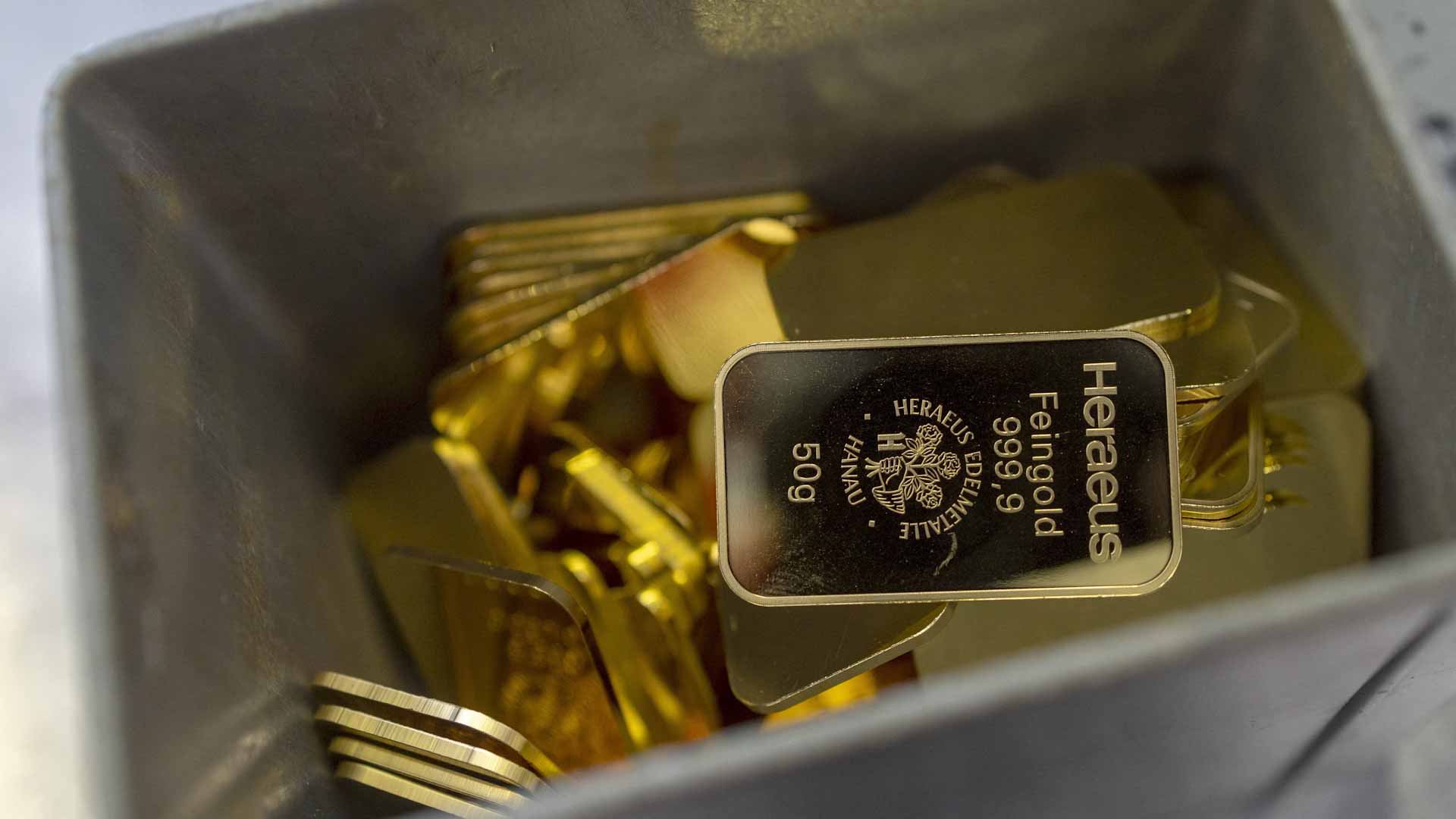 صورة بعنوان: الذهب يهبط 0.3% رغم صعود الدولار وعوائد السندات  