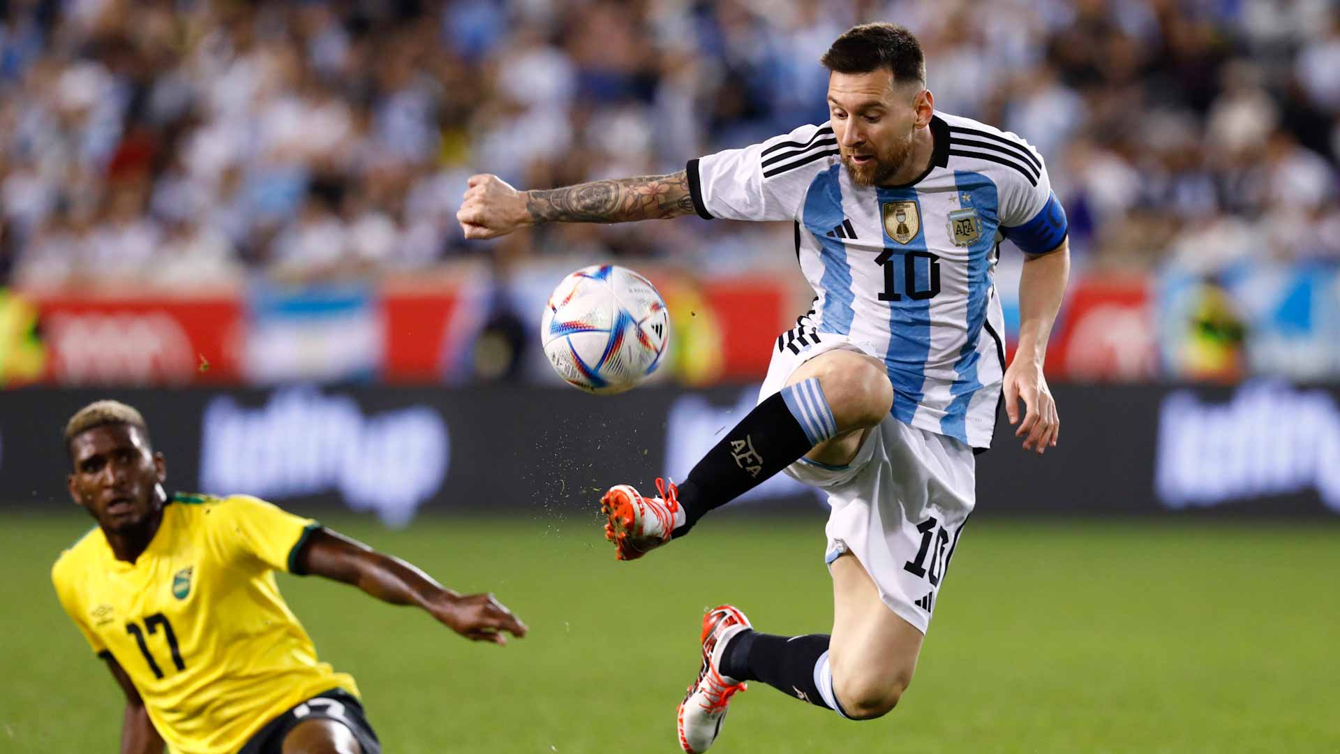 صورة بعنوان: الأسطورة ميسي يدخل "نادي المئة" بفوز الأرجنتين ودياً على جامايكا 