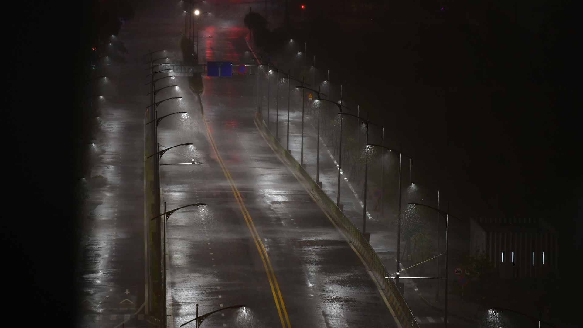 Image for the title: Typhoon Noru makes landfall in Vietnam 
