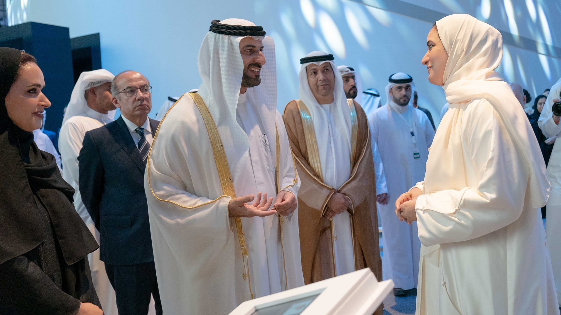 صورة بعنوان: سلطان بن أحمد يتفقد أجنحة المنتدى الدولي للاتصال الحكومي الـ11 