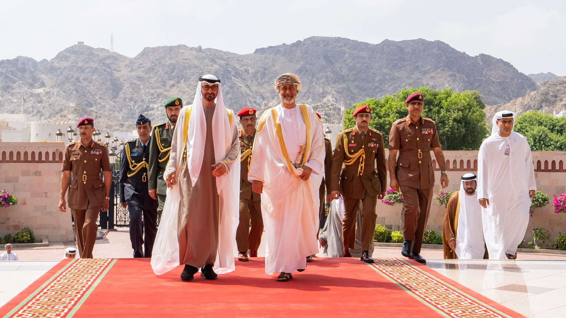 صورة بعنوان: رئيس الدولة وسلطان عمان يبحثان تعزيز العلاقات التاريخية المتجذرة 