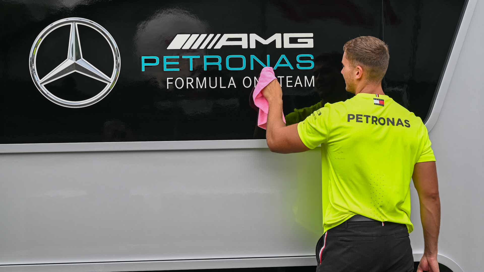 صورة بعنوان: مرسيدس تمدد شراكتها مع بتروناس وتستخدم الوقود الأخضر بدءاً من 2026 