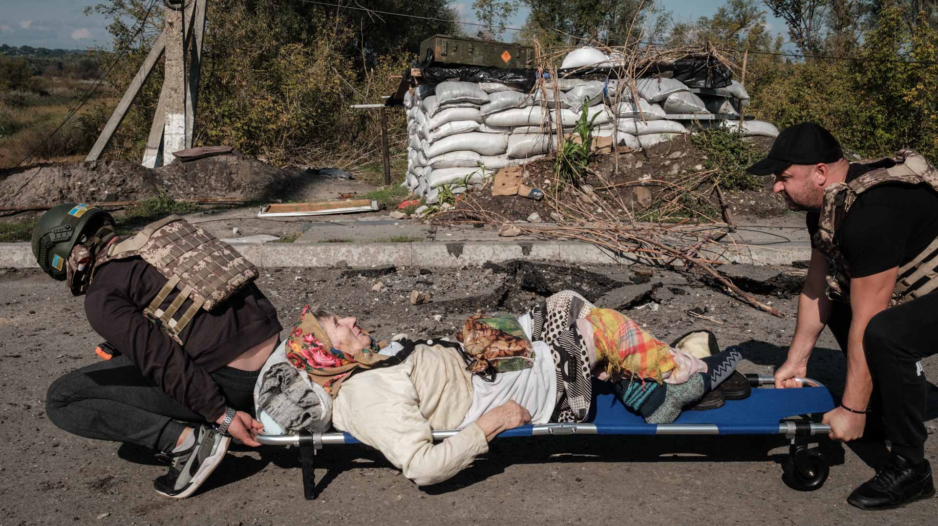 صورة بعنوان: مقتل 30 وإصابة 88 في هجوم صاروخي روسي بجنوب أوكرانيا 