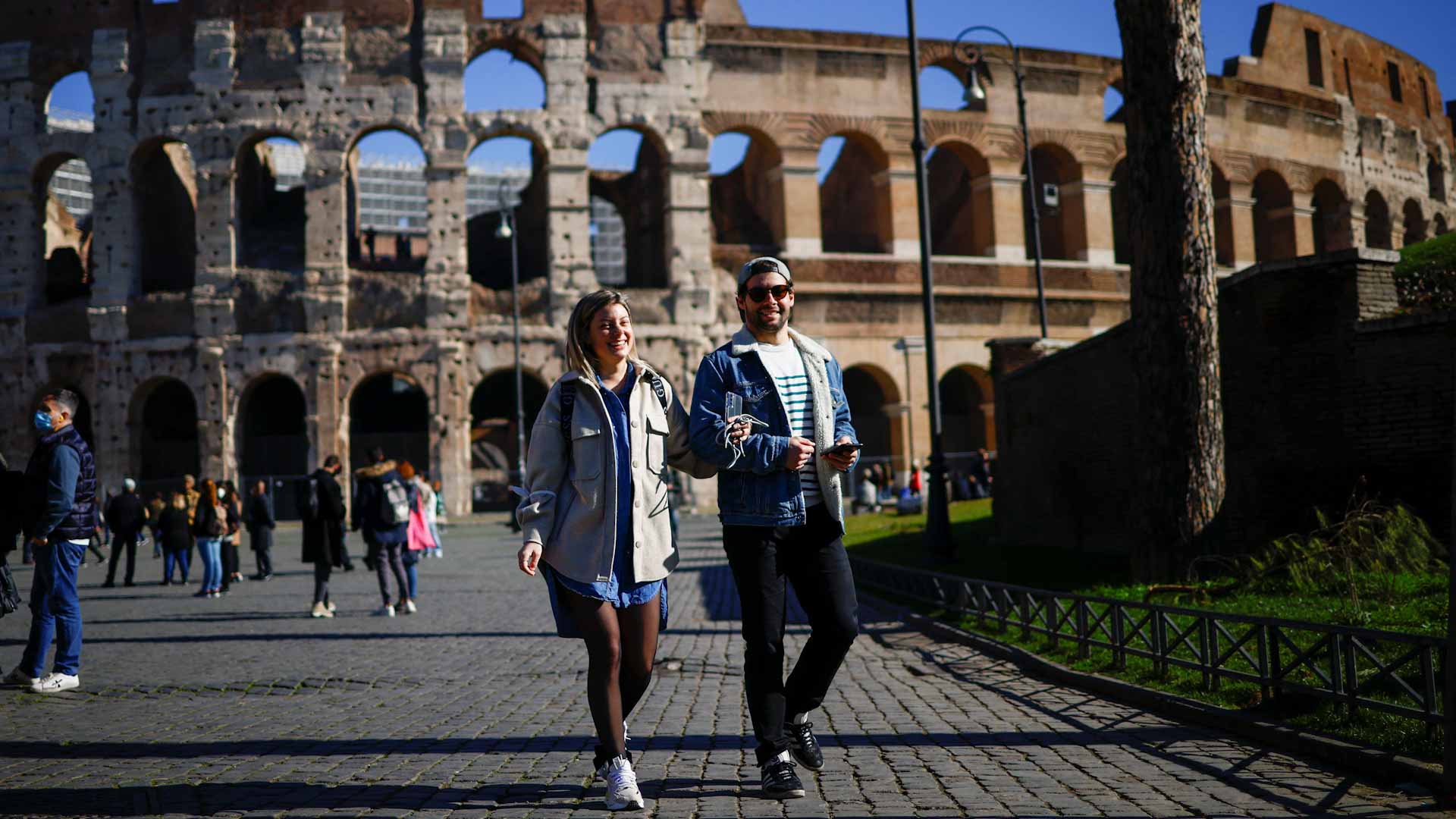 صورة بعنوان: إيطاليا تلغي إلزامية وضع الكمامات في وسائل النقل العام 