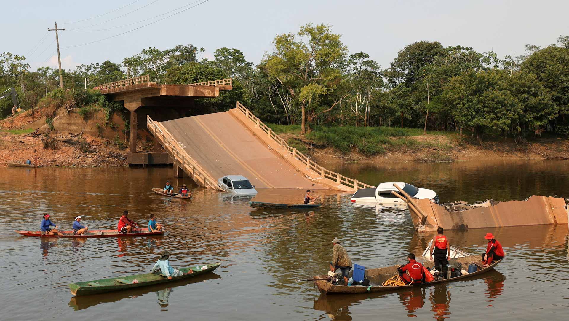 Image for the title: Bridge collapses in Brazilian Amazon, 3 killed, up to 15 missing 