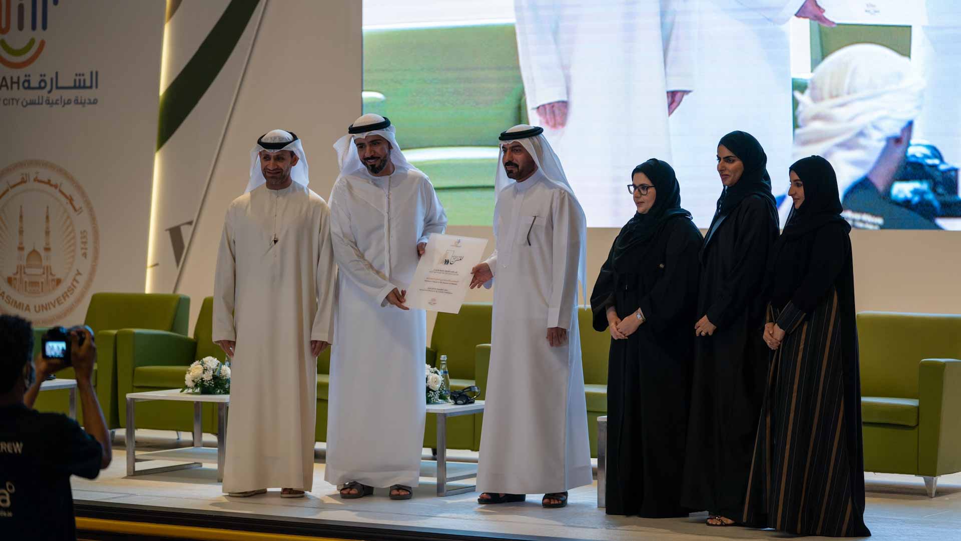 صورة بعنوان: "استشاري الشارقة" ينال لقب مؤسسة مراعية للسن  