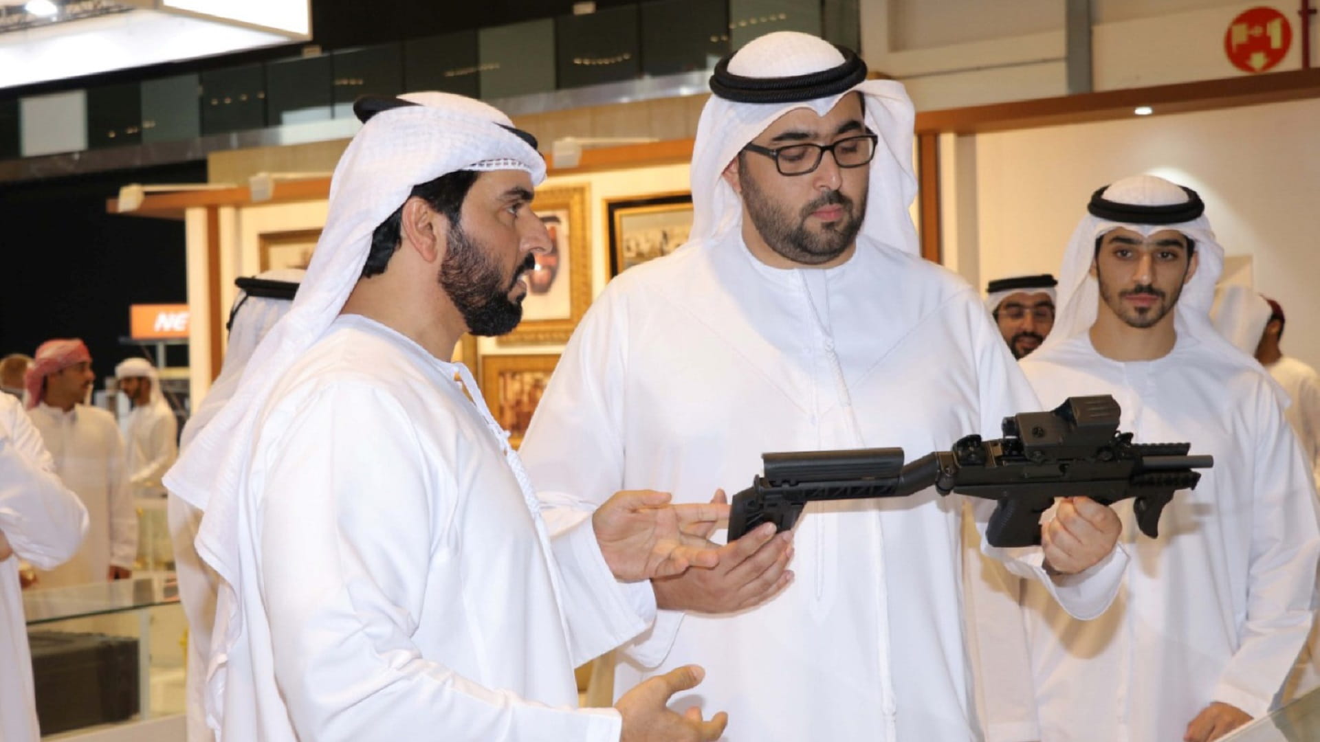 صورة بعنوان: ولي عهد أم القيوين يتفقد أجنحة معرض الصيد والفروسية  