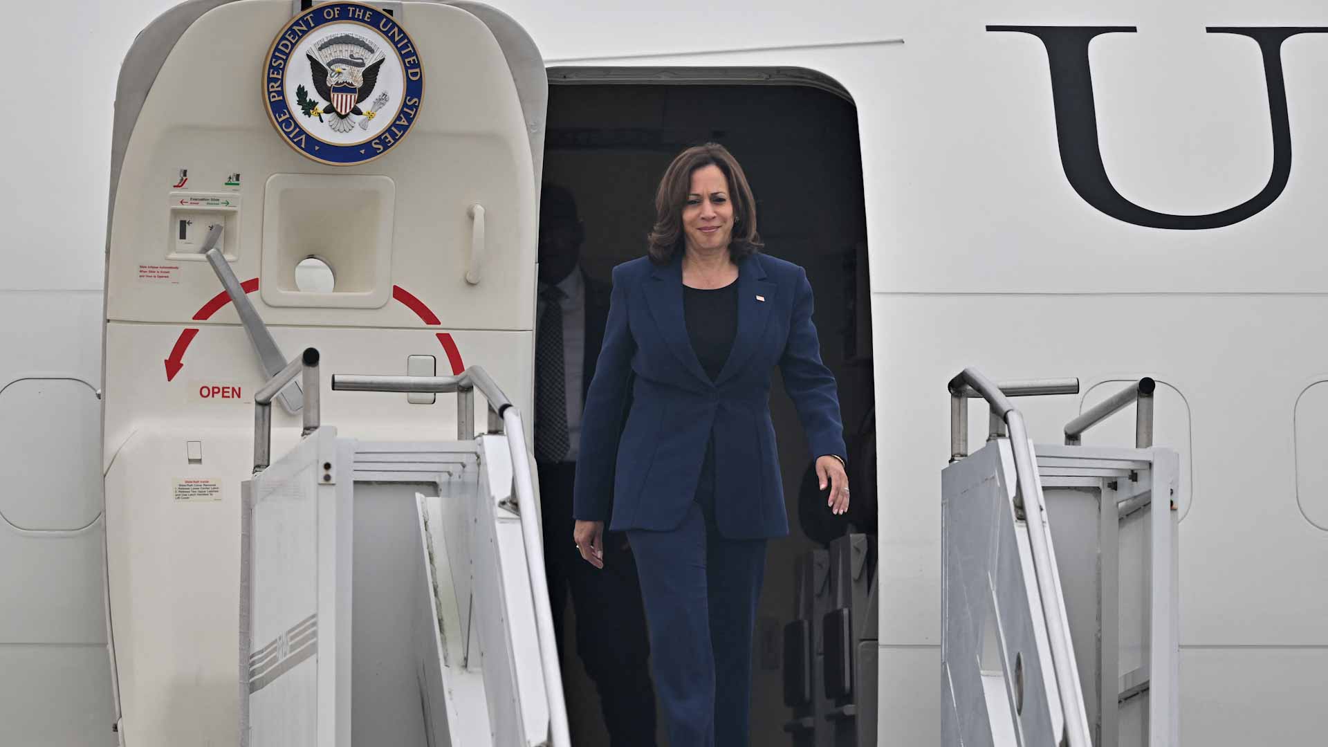 صورة بعنوان: على وقع صواريخ الشمالية...هاريس تصل إلى سيؤول وتلتقي رئيسها 