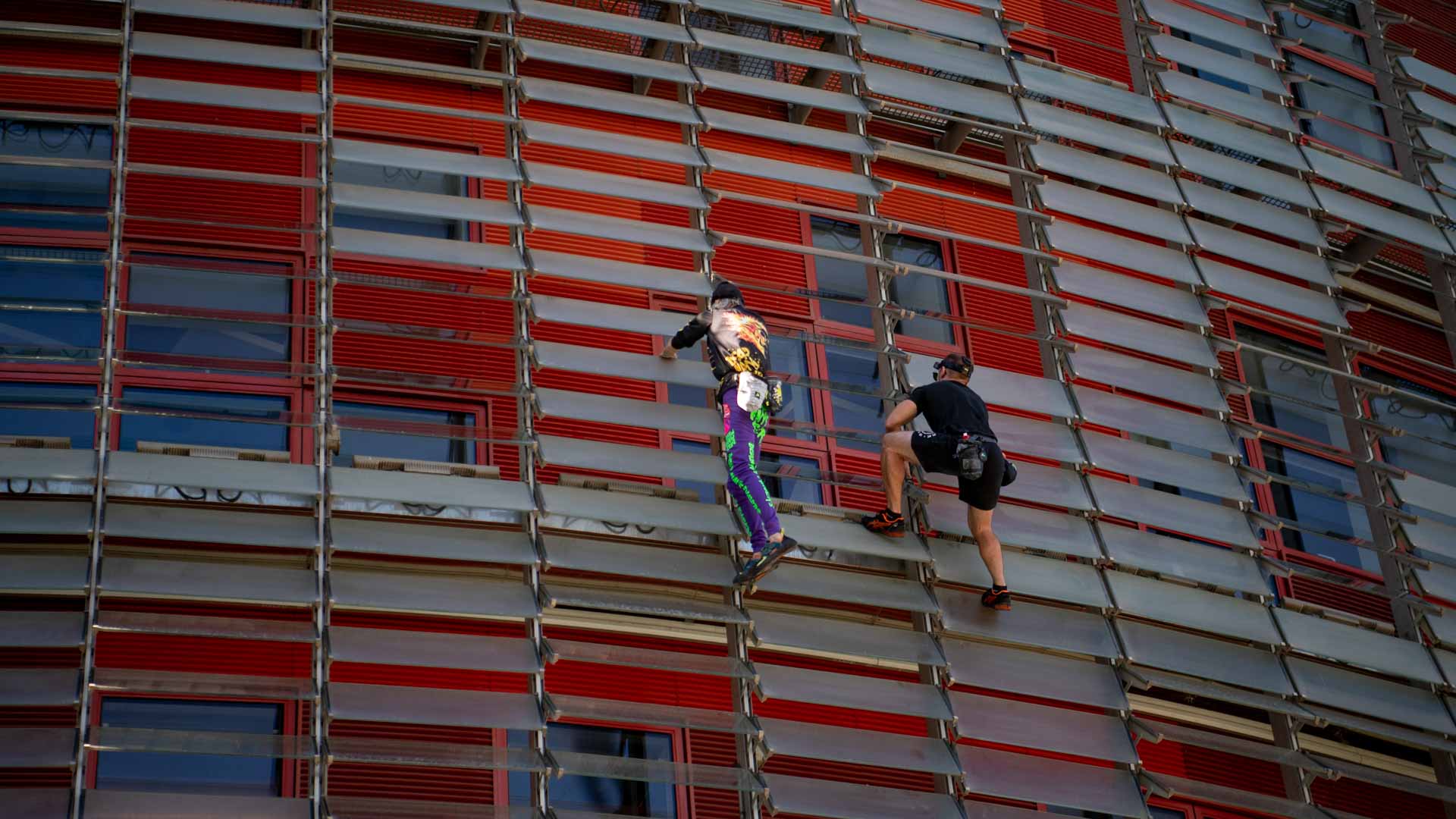 Image for the title: 'French Spiderman' climbs first skyscraper with son in Barcelona 