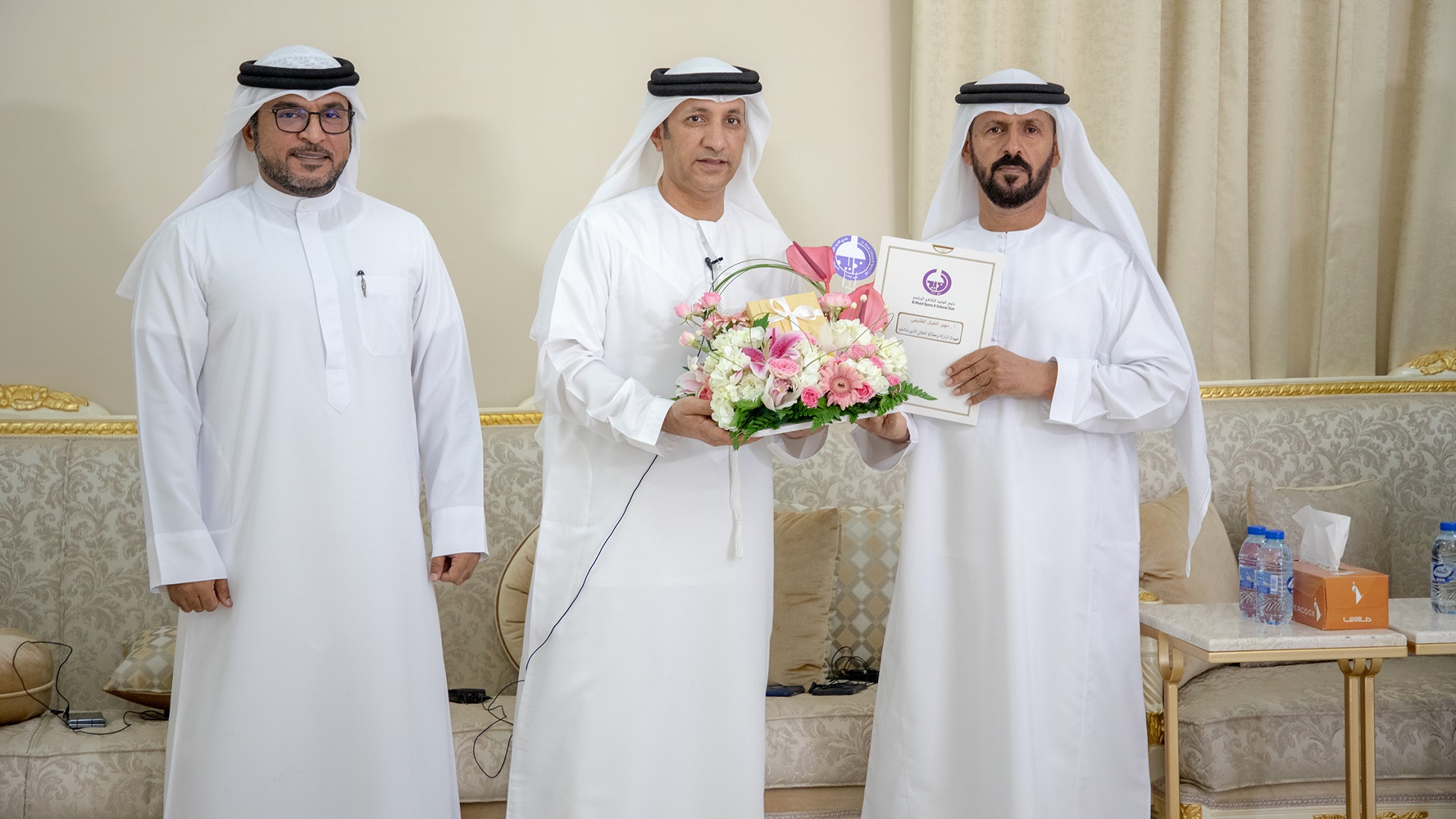 صورة بعنوان: نادي الذيد يكرّم تربوياً ساهم في الارتقاء بالرياضة وتنشئة الأجيال 