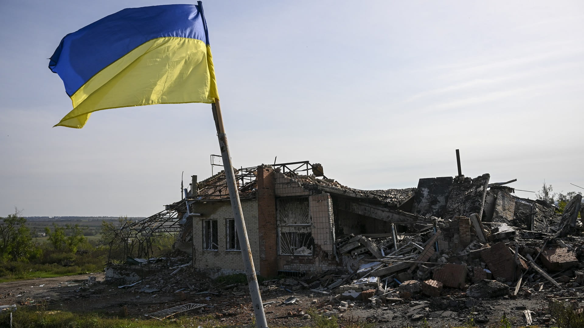 صورة بعنوان: جيش أوكرانيا يستعيد بلدة ليمان الاستراتيجية وروسيا تقر بالانسحاب 