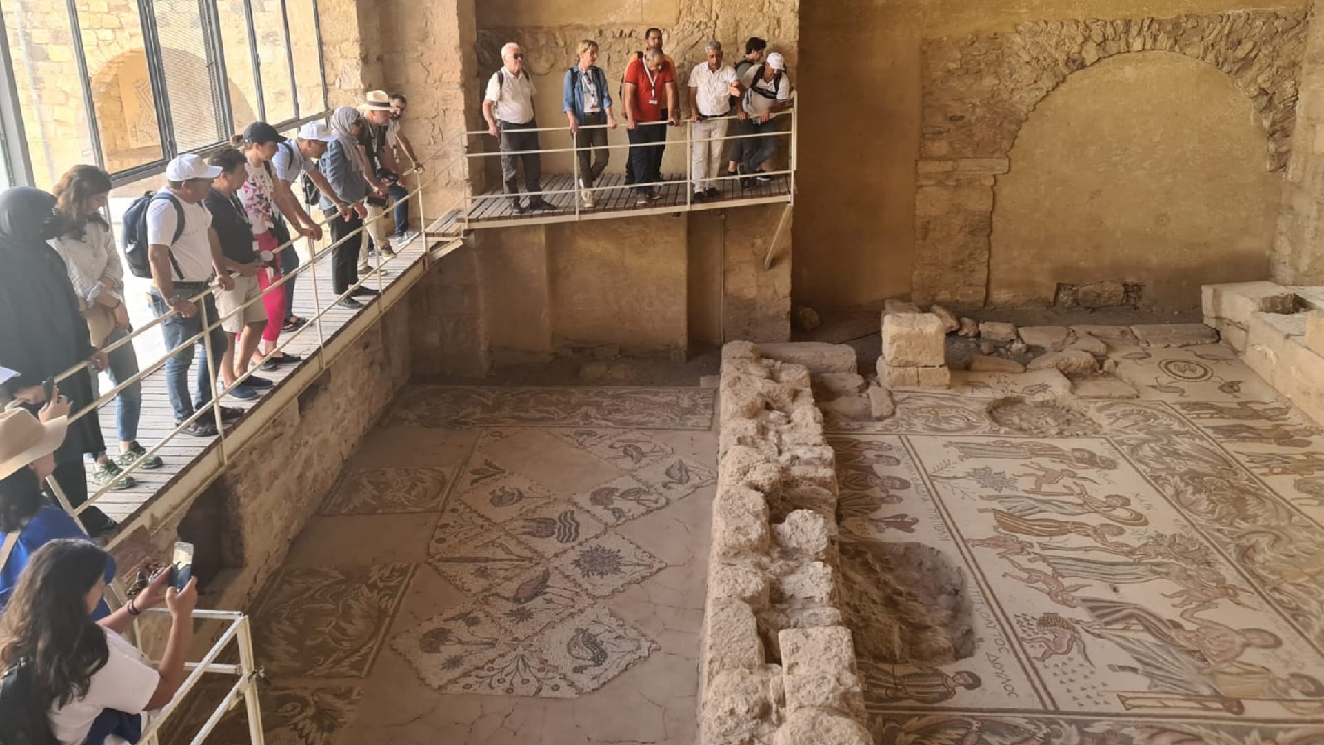 صورة بعنوان: "إيكروم الشارقة" يختتم دورة الحفاظ على الفسيفساء في الأردن 