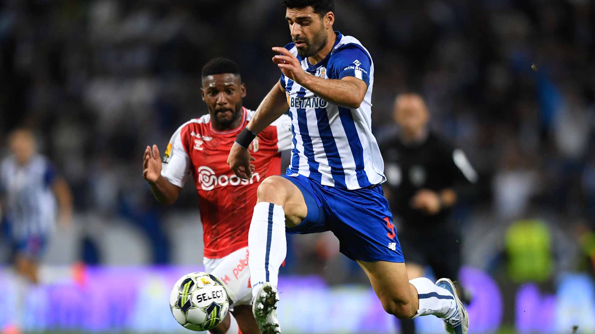 صورة بعنوان: بورتو يمزق شباك براجا في الدوري البرتغالي لكرة القدم  