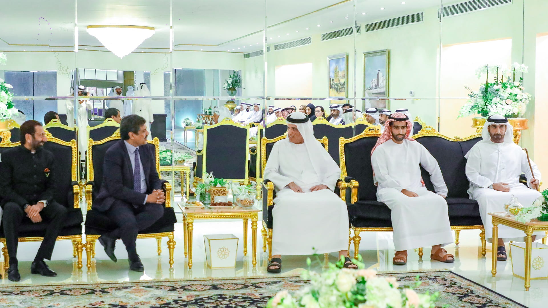 صورة بعنوان: حاكم رأس الخيمة يواصل استقبال المهنئين بشهر رمضان 