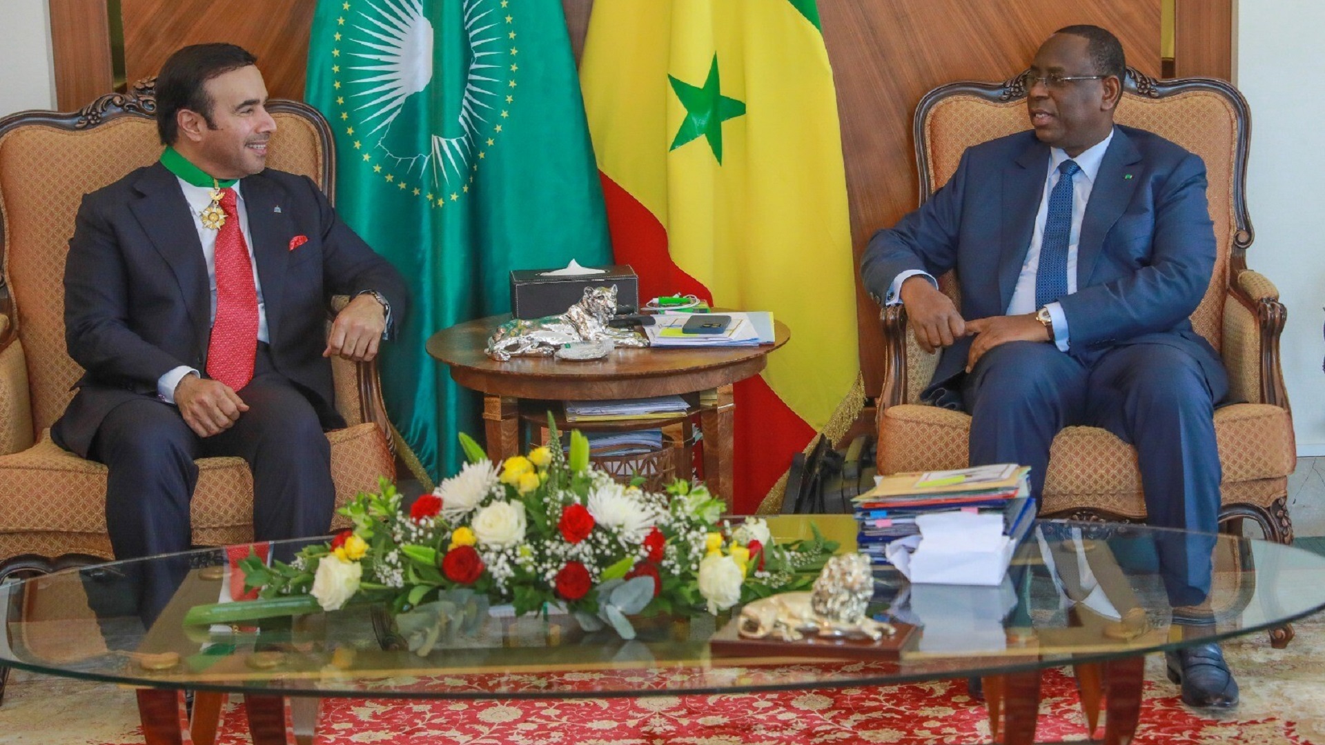 صورة بعنوان: الرئيس السنغالي يمنح أحمد الريسي وسام الأسد الوطني برتبة القائد 