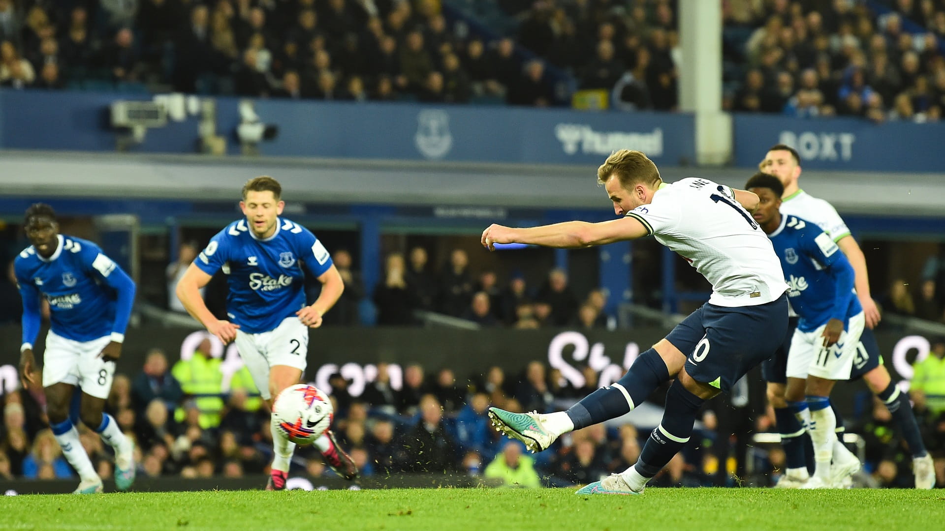 صورة بعنوان: إيفرتون يخطف نقطة ثمينة من أمام توتنهام بالدوري الإنجليزي 