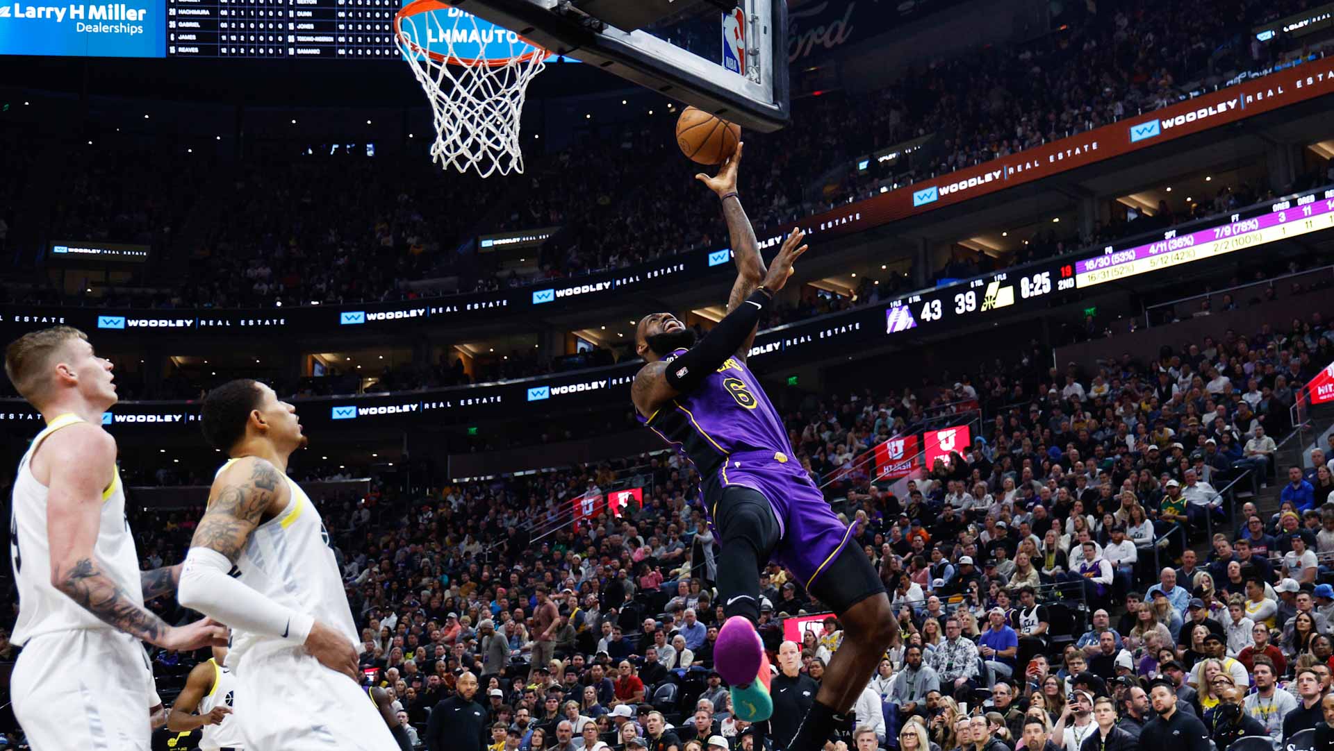 صورة بعنوان: الليكرز يتخطى يوتاه جاز في دوري كرة السلة الأميركي 