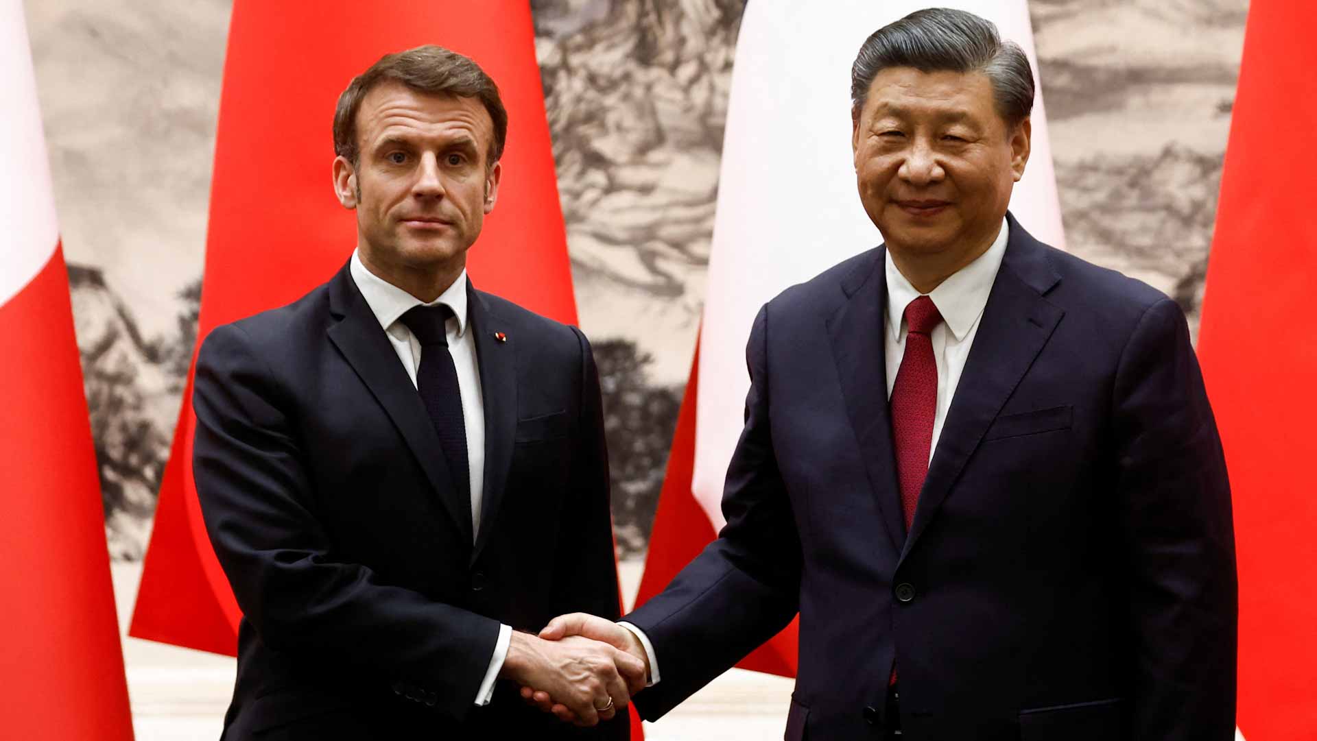 صورة بعنوان: ماكرون يستنجد بالتنين لإقناع الدب الروسي بالسلام في أوكرانيا 