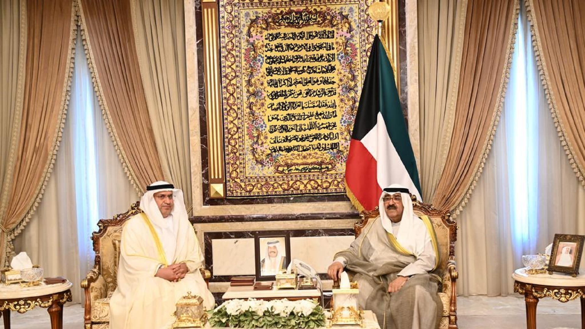 صورة بعنوان: رئيس الدولة يبعث رسالة خطية إلى أمير دولة الكويت 