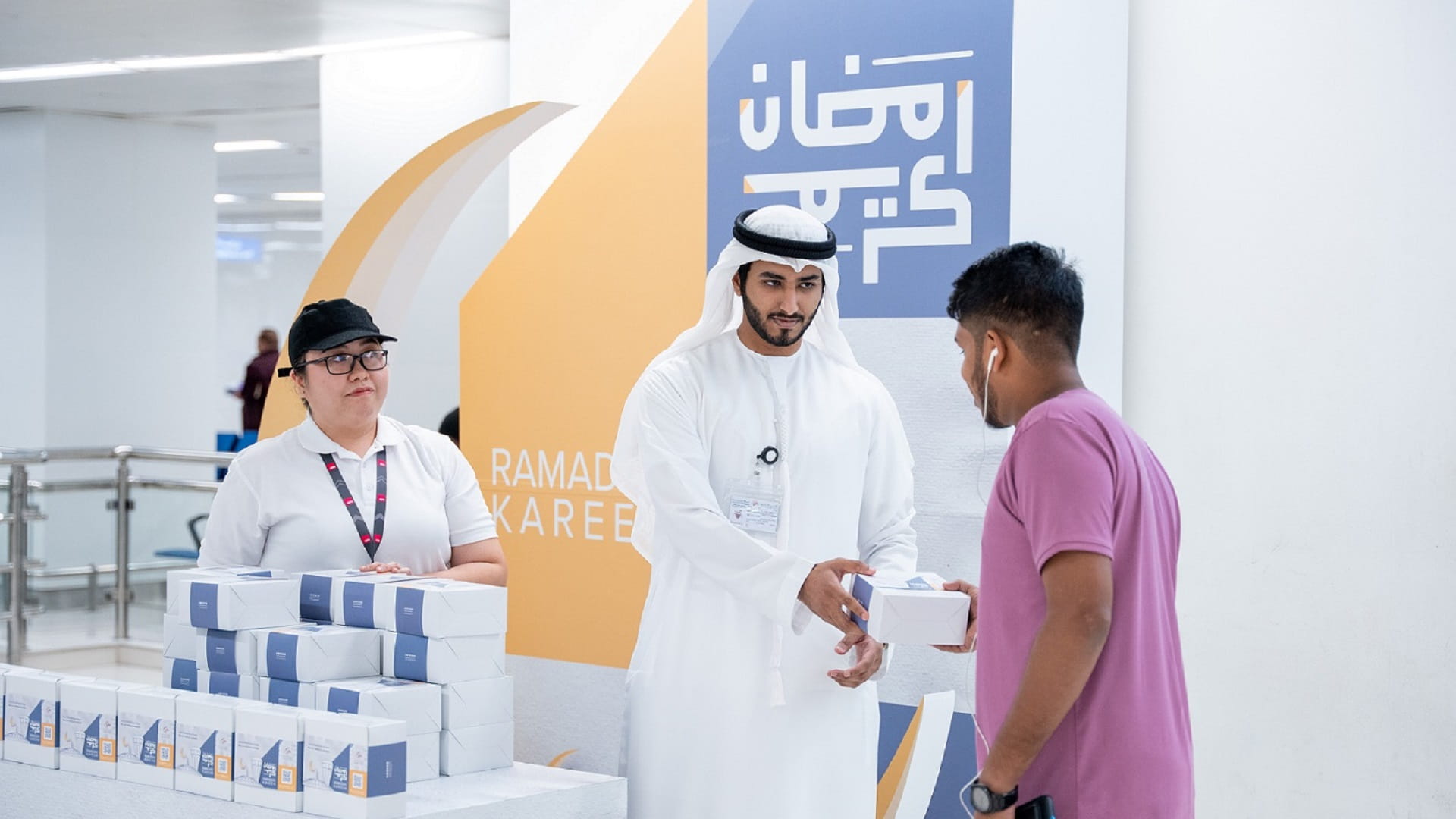 صورة بعنوان: مطار الشارقة يوزع وجبات الإفطار على المسافرين في شهر رمضان المبارك 