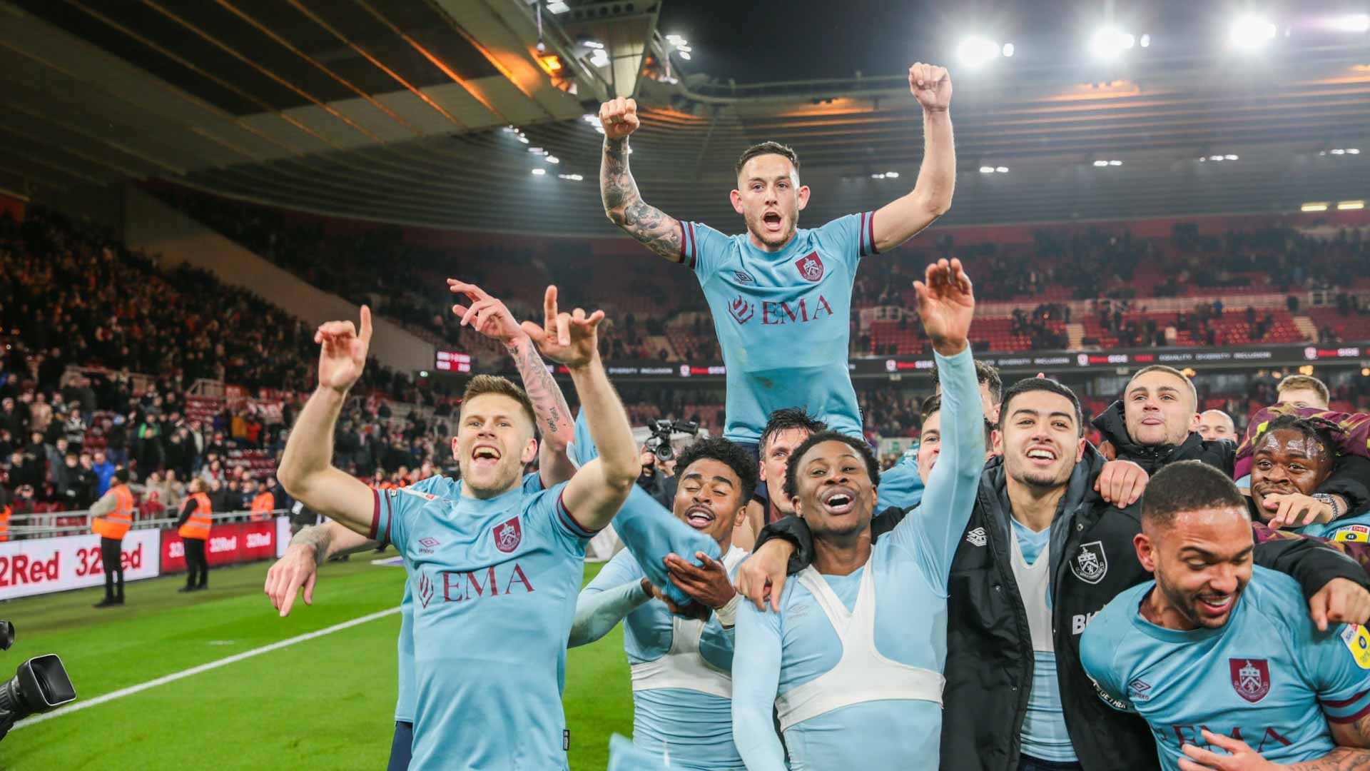 صورة بعنوان: بيرنلي يعود للدوري الإنجليزي الممتاز لكرة القدم 