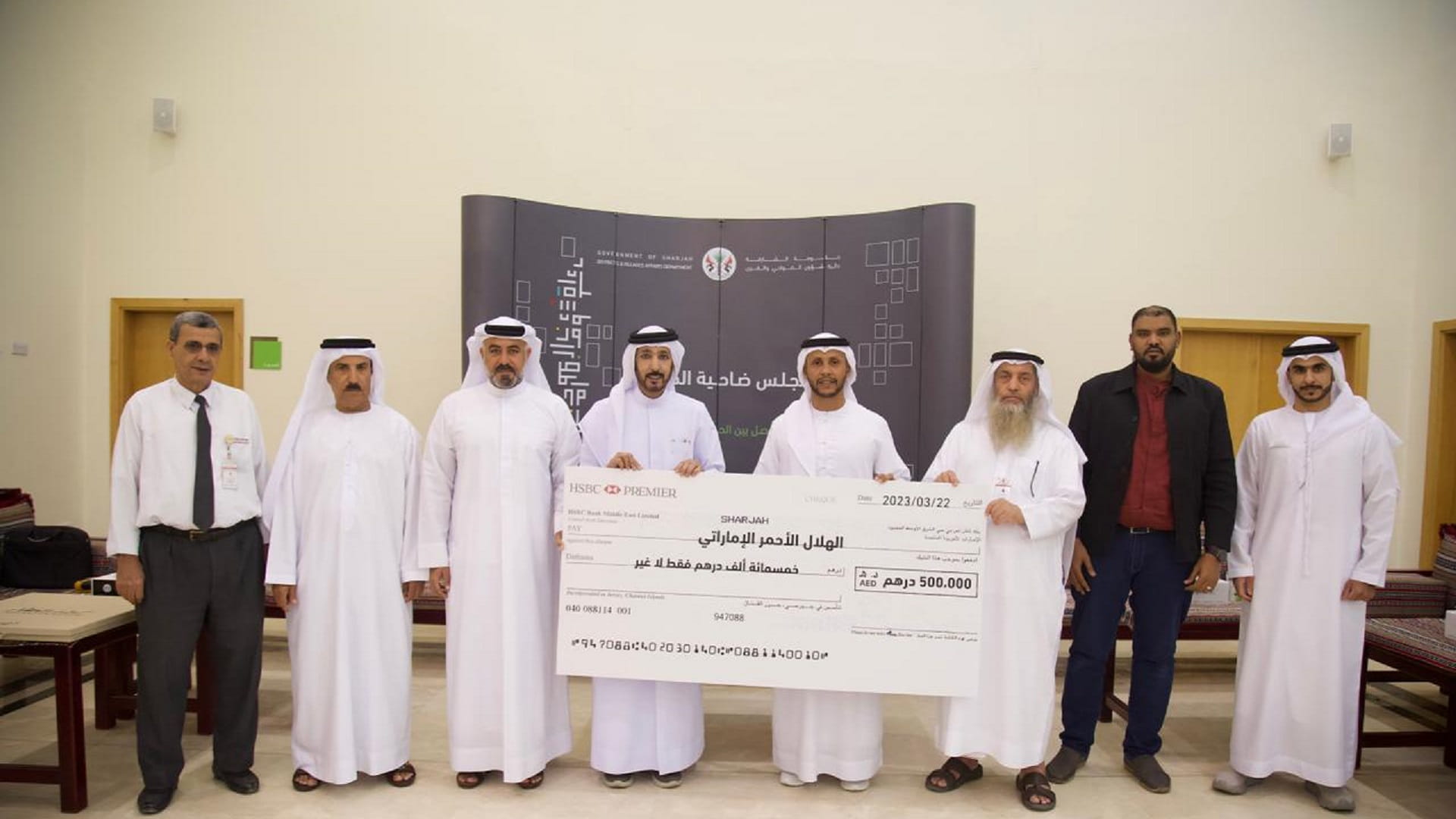 صورة بعنوان: مجلس ضاحية الخالدية يدعم الهلال الأحمر بنصف مليون درهم  