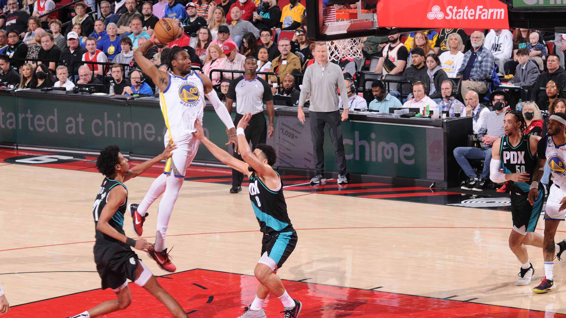 صورة بعنوان: غولدن ستيت يتأهل إلى الأدوار الإقصائية في السلة الأميركية 