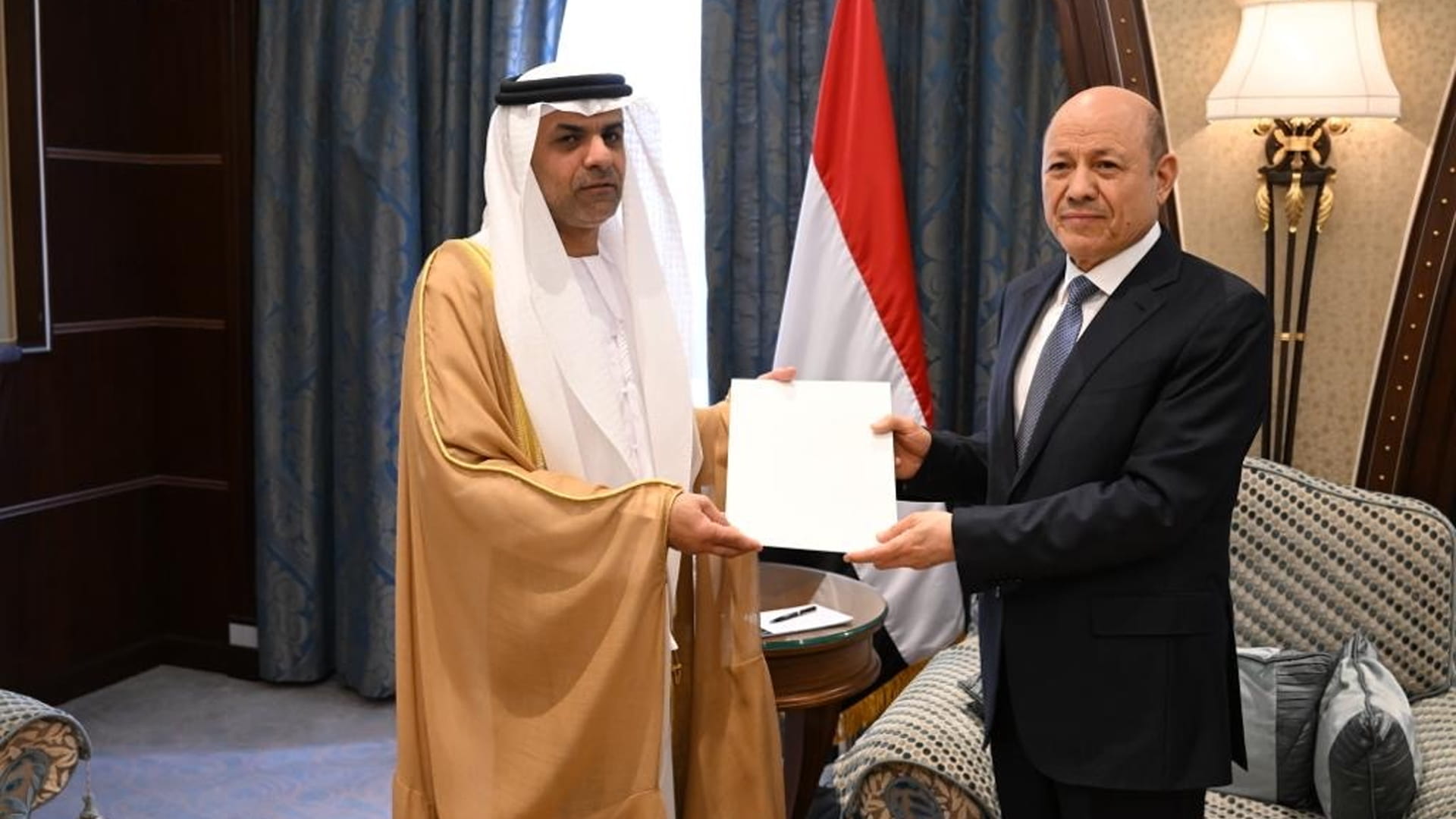 صورة بعنوان: رئيس الدولة يبعث رسالة خطية لرئيس مجلس القيادة الرئاسي اليمني  