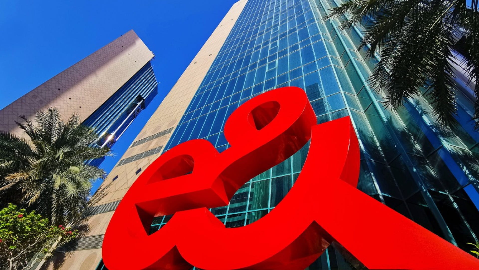 صورة بعنوان: عمومية &e تعتمد توزيع أرباح نقدية بقيمة 0.4 درهماً للسهم 