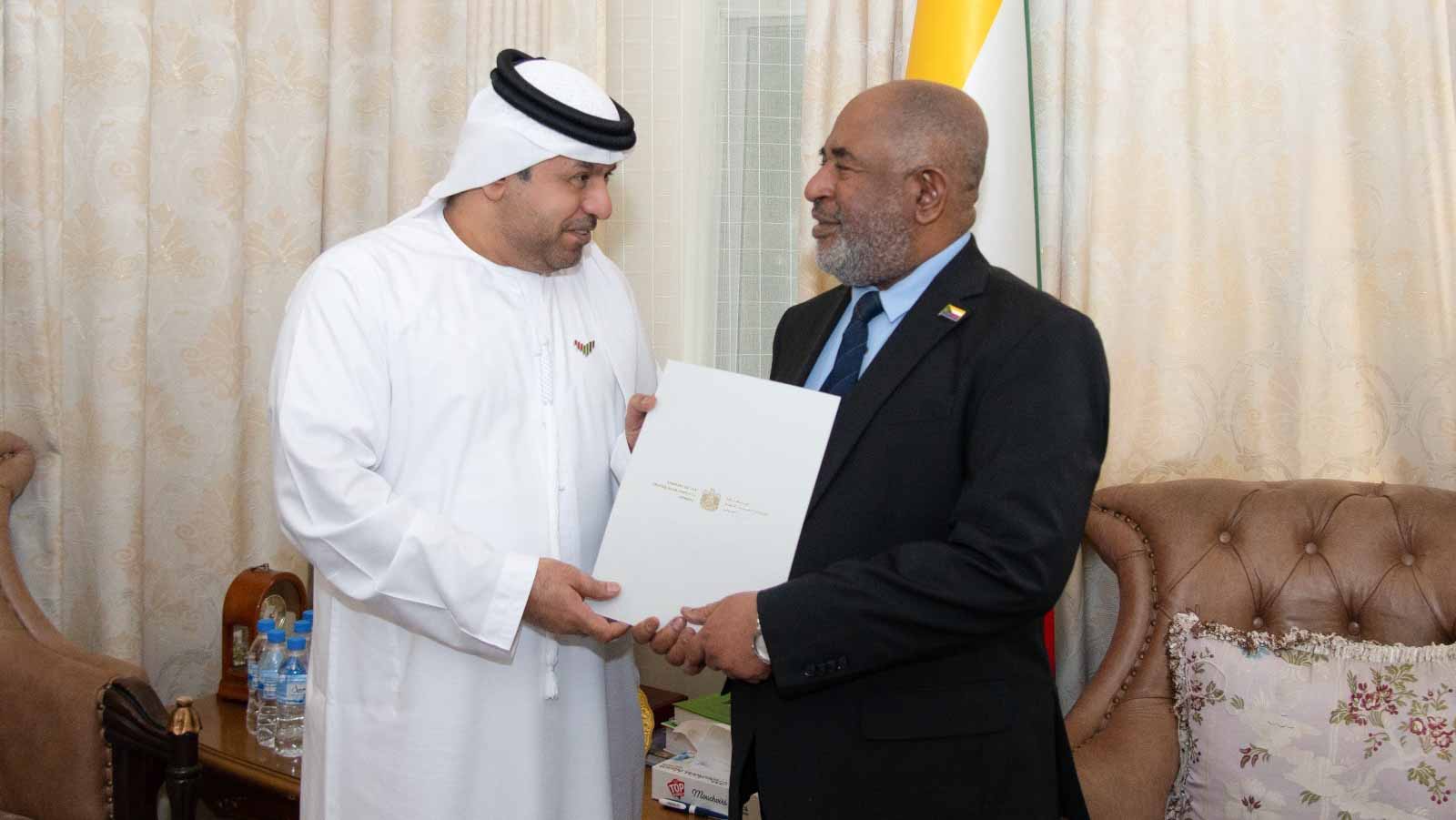 صورة بعنوان: رئيس الدولة يبعث رسالة خطية إلى رئيس جمهورية القمر لحضور COP28 