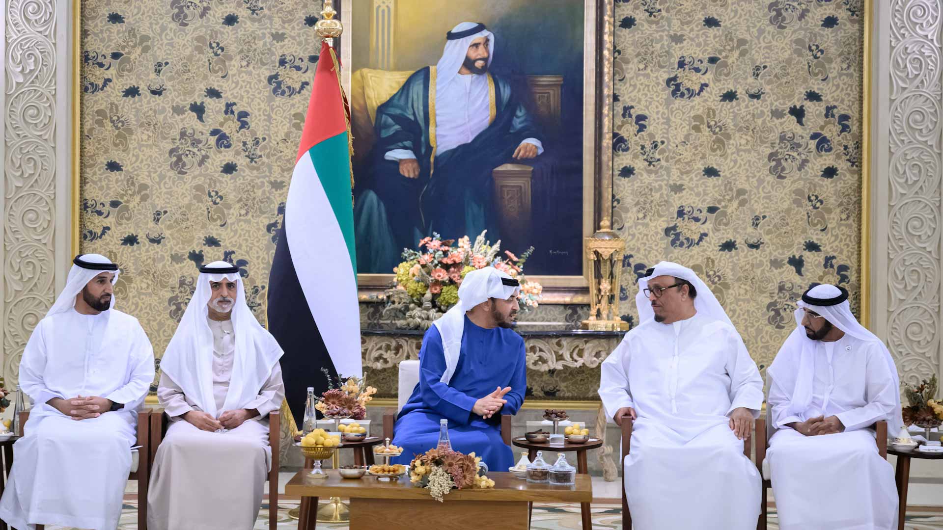 صورة بعنوان: حمدان بن زايد يستقبل المهنئين بشهر رمضان الفضيل 