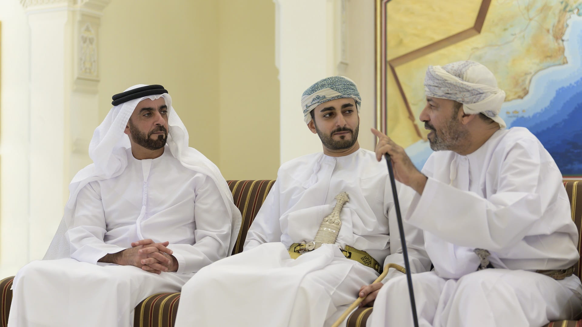 صورة بعنوان: سيف بن زايد يقدم واجب العزاء لوزير الداخلية العماني بوفاة والدته 