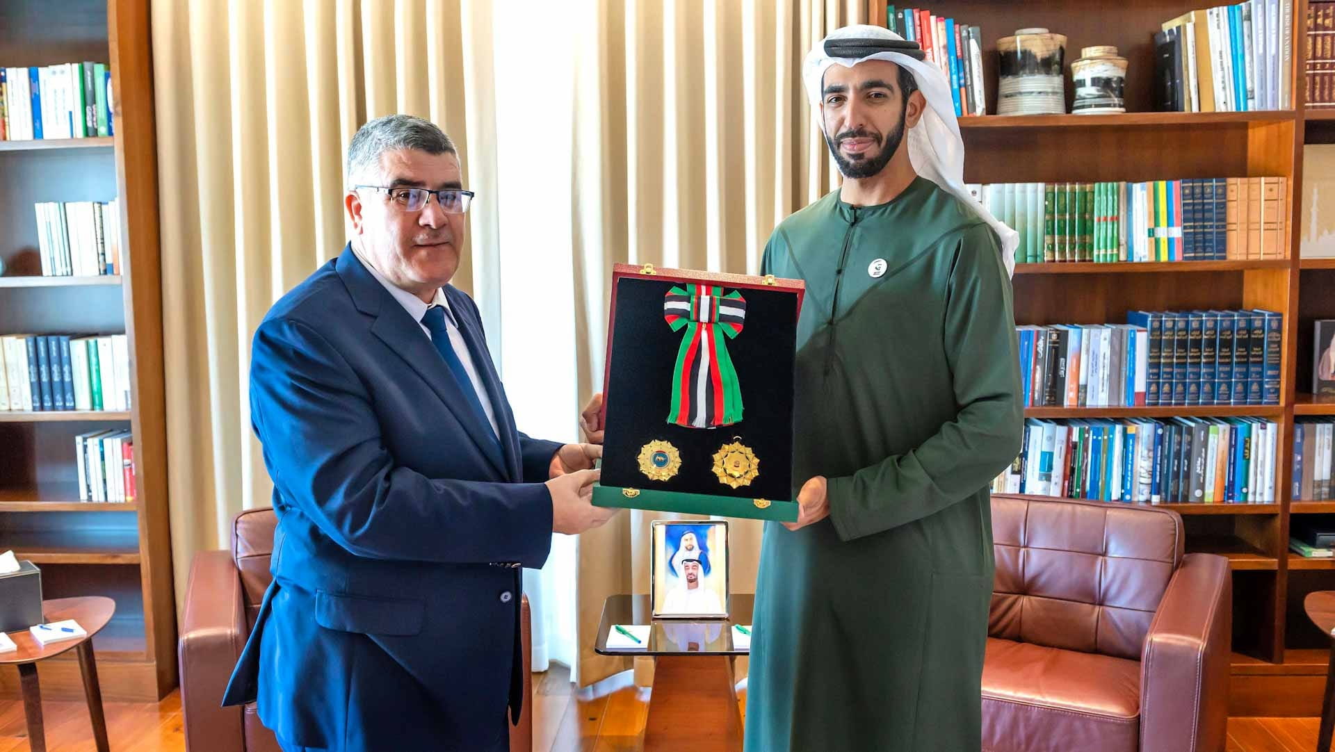 صورة بعنوان: رئيس الدولة يمنح سفير الجزائر وسام الاستقلال 