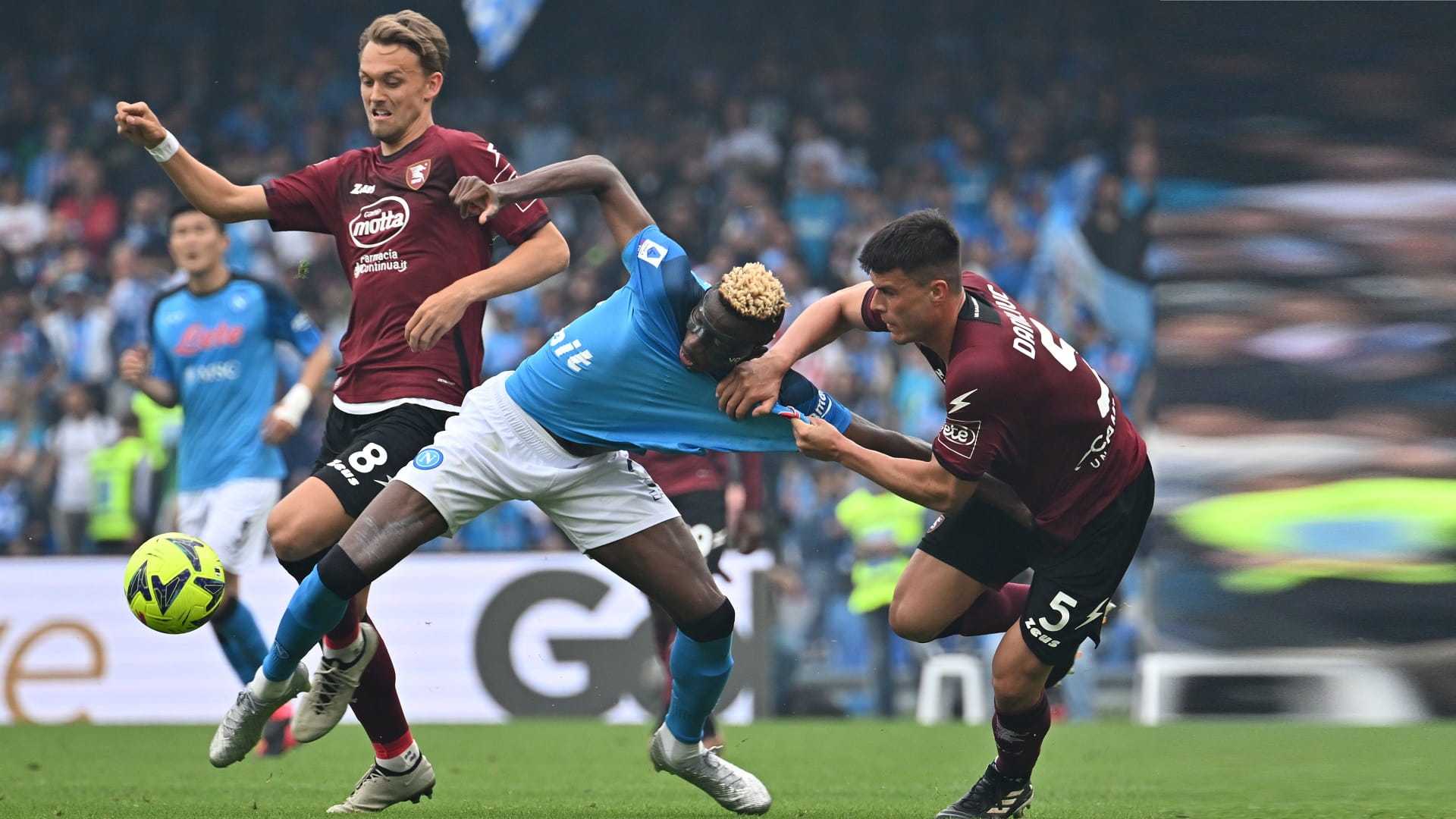 صورة بعنوان: ساليرنيتانا يحرم نابولي من حسم الفوز بلقب الدوري الإيطالي 