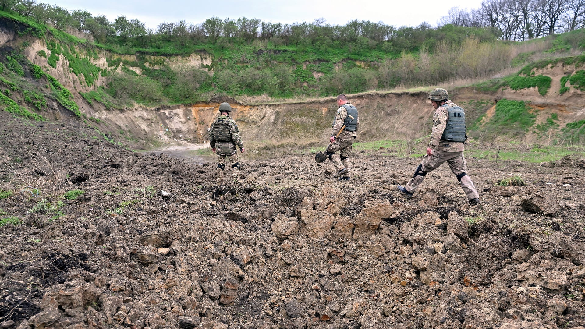 Image for the title: Russia claims Bakhmut surrounded, Kyiv says holding on 