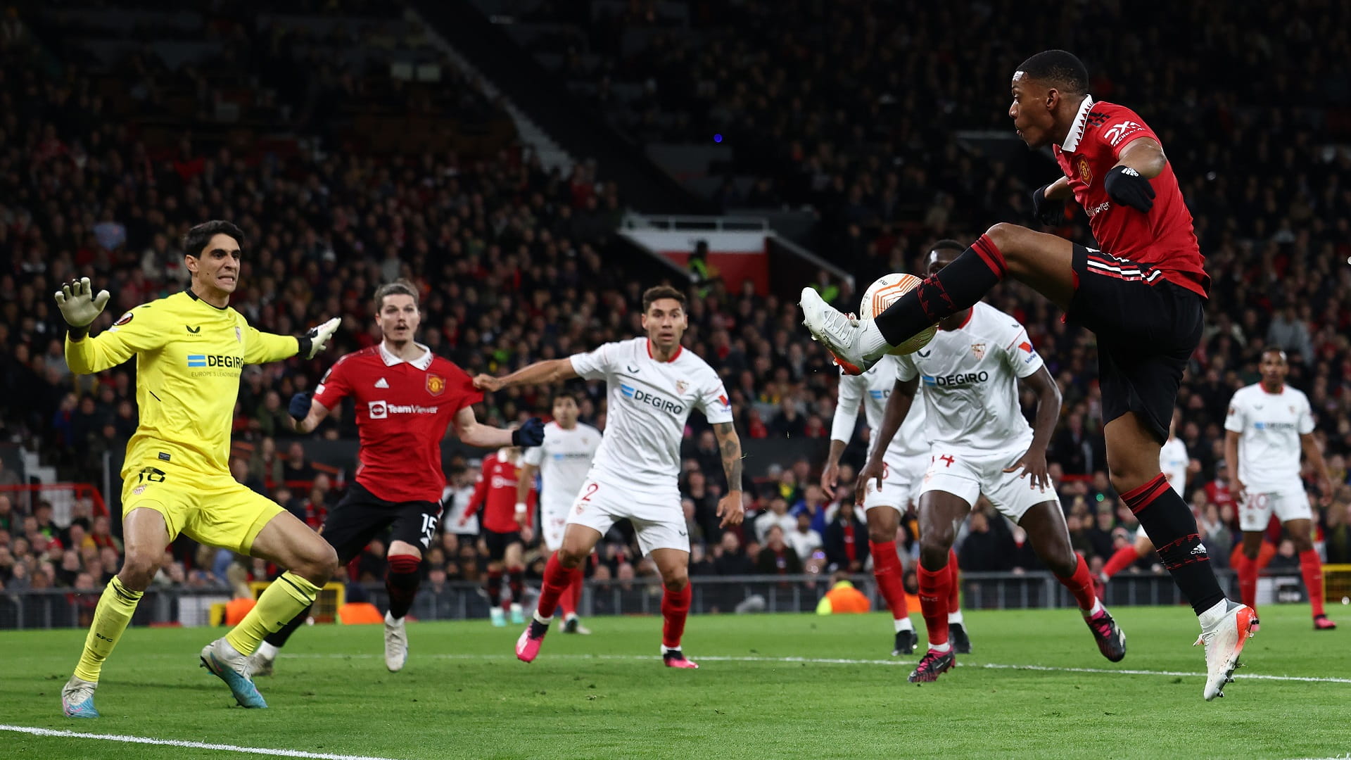 صورة بعنوان: إشبيلية يخطف تعادلاً ثميناً من مانشستر يونايتد في الدوري الأوروبي 