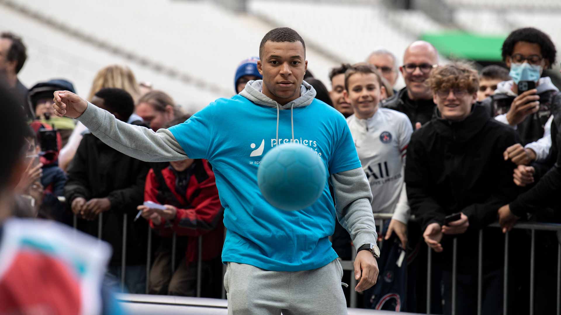 صورة بعنوان: النجم مبابي يؤكد التزامه مع نادي باريس سان جيرمان 