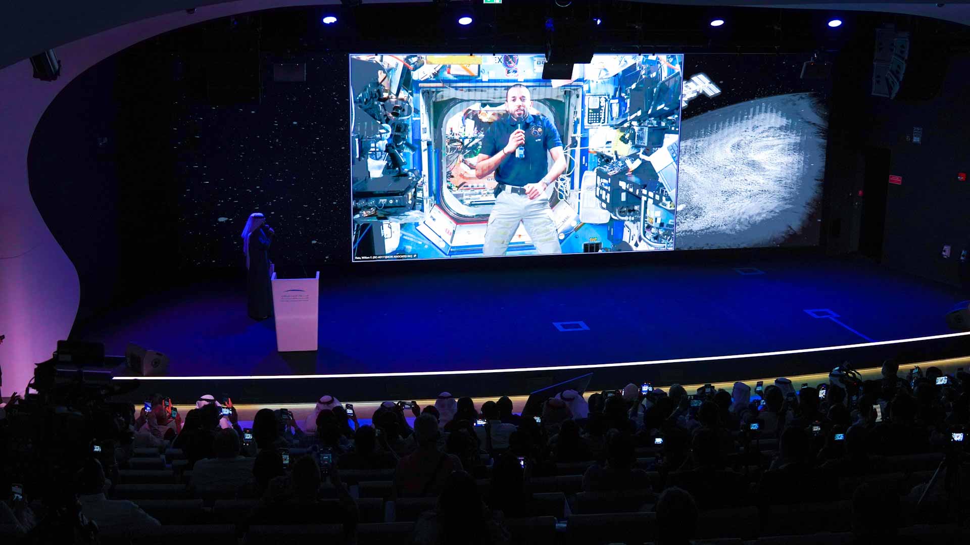 صورة بعنوان: "محمد بن راشد للفضاء" ينظم لقاء مباشر مع رائد الفضاء سلطان النيادي 