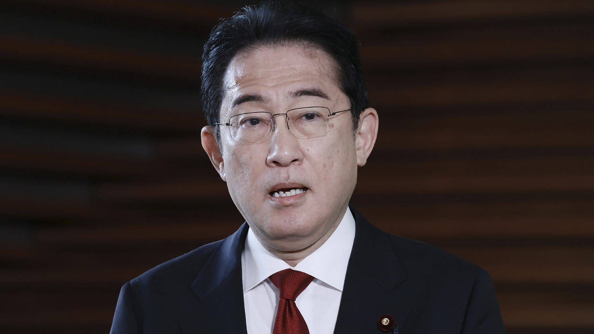 Image for the title: Japan PM resumes campaigning after blast incident 